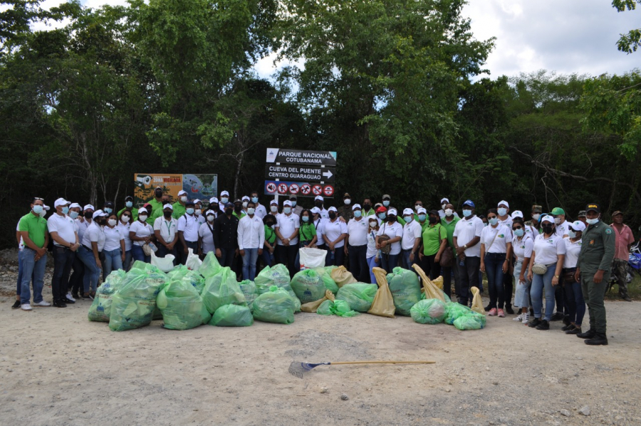 Colaboradores OMSA celebran Día Mundial de la Limpieza de Costas con jornada de recolección de desechos en playa Bayahíbe
